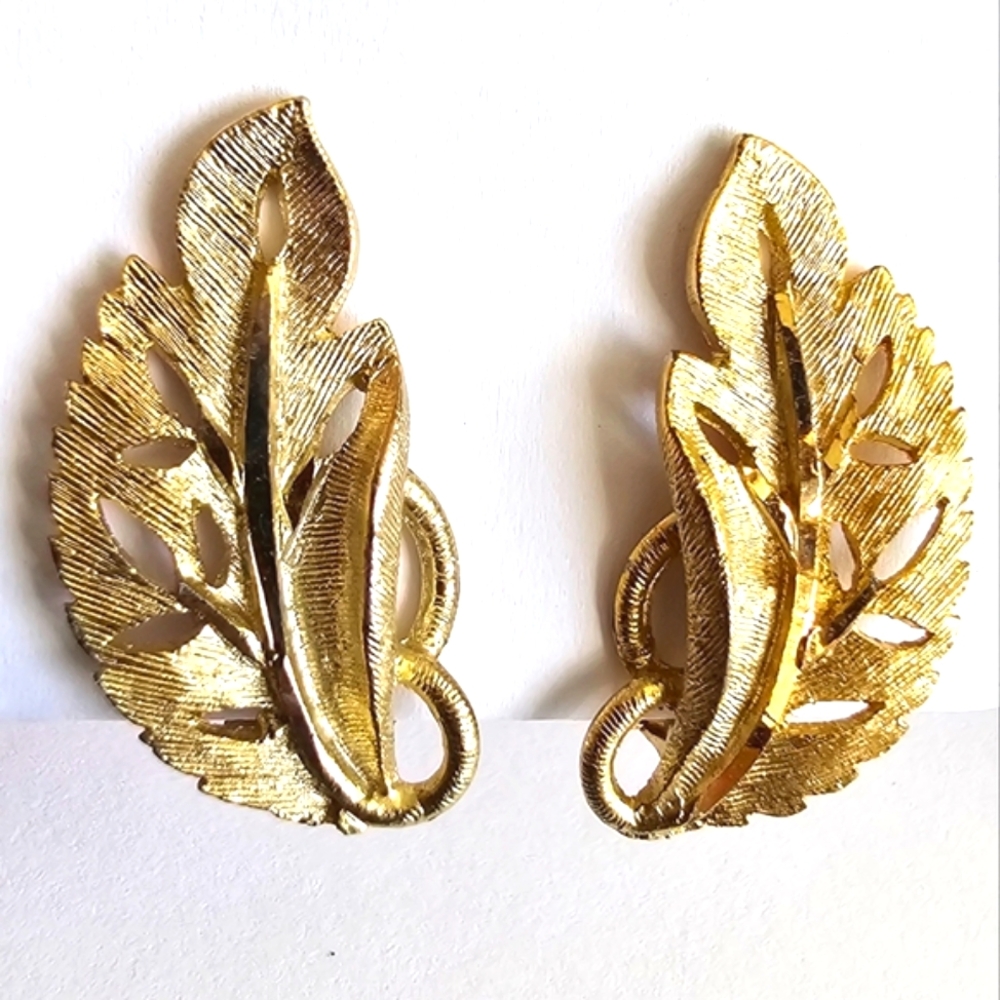 Vintage leaf earrings by BSK gold tone leaves clip on clipon nature tree